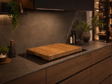 Maßgefertigte Kochfeldabdeckung aus Holz in einer modernen Küche §